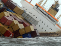 Utrata ładunku przez statki zdarza się dosyć często – na zdjęciu kontenerowiec Svendborg Maersk, który u wybrzeży Bretanii 14.02.14 roku zgubił 520 kontenerów. Fot. Svendborg Maersk, źródło: http://www.flickr.com
